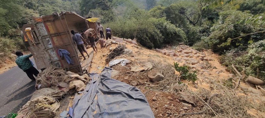 ଘାଟିରେ ଓଲଟିଲା ମକା ବୋଝେଇ ଟ୍ରକ୍, ବର୍ତ୍ତୀ ଗଲେ ଚାଳକ