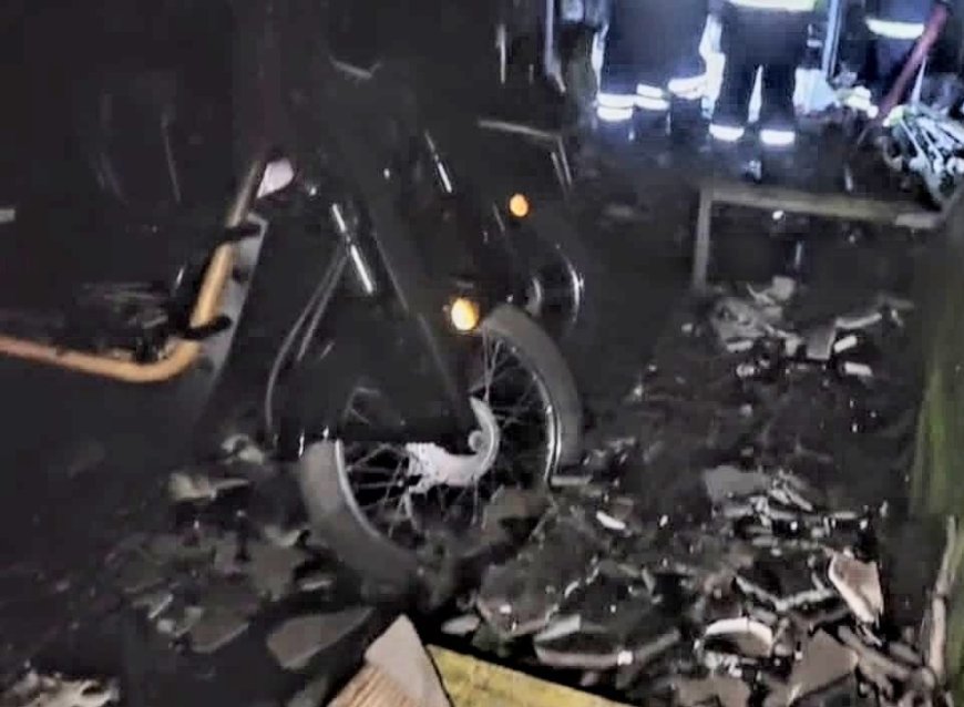 ଜଳିଗଲା ଇଭି ଗାଡ଼ି ସୋରୁମ ଭସ୍ମ ହୋଇଗଲା ୬୦ ଲକ୍ଷରୁ ଅଧିକ ମୂଲ୍ୟର ସମ୍ପତ୍ତି