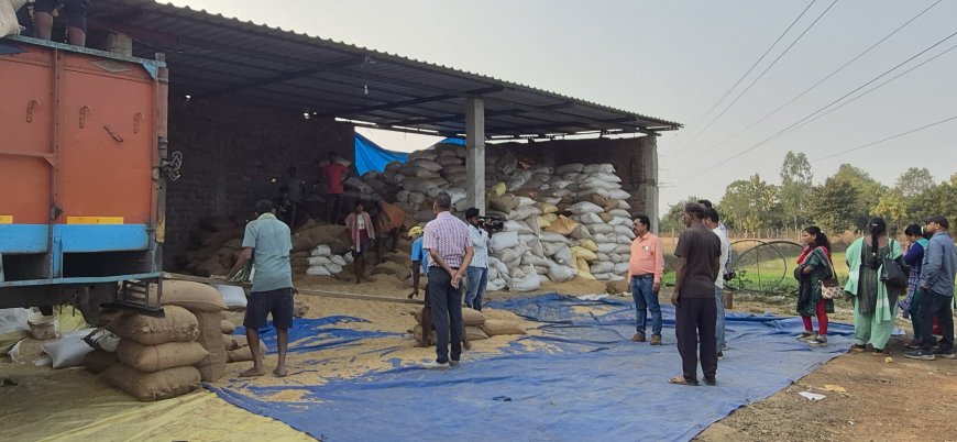 ଧାନ ଗୋଦମରେ ଅତର୍କିତ ଚଢାଉ ; ବେଆଇନଭାବରେ ଗଚ୍ଛିତ ଧାନ ଜବତ୍