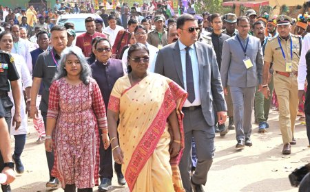 ମୟୂରଭଞ୍ଜରେ ଦ୍ୱିତୀୟ ଦିନ ପାହାଡ଼ପୁର ଗ୍ରାମରେ ରାଷ୍ଟ୍ରପତି:ଉଦ୍ୟୋଗୀ ହେବାକୁ ଛାତ୍ରଛାତ୍ରୀଙ୍କୁ ପରାମର୍ଶ