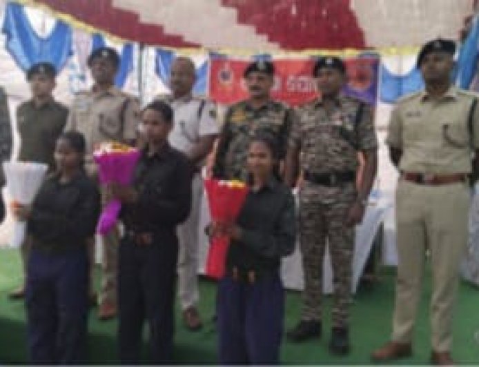 ୪ ଜଣ ଛତିଶଗଡି ମାଓବାଦୀ ଙ୍କ ଆତ୍ମ ସମର୍ପଣ : ବନ୍ଧୁକ,ଜୀବନ୍ତ ଗୁଳି ଏବଂ ବହୁ ମାଓ ସାମଗ୍ରୀ ଜବତ