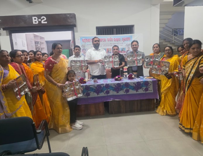 ନୂଆପଡାରେ  ପ୍ରେରଣା ମହିଳା ସଂଗଠନ ପକ୍ଷରୁ  ପରିଚାଳିତ “ ବର୍ତ୍ତନ ଭଣ୍ଡାର” ର ଉଦ୍ଘାଟନ କଲେ ବିଧାୟକ ଜୟ ଢୋଲକିଆ