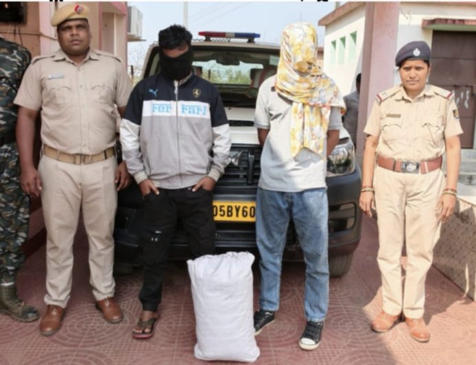 ପୋଲିସ ପାଟ୍ରୋଲିଂ ବେଳେ ସ୍କୁଟି ସହ ଗଞ୍ଜେଇ ଜବତ : ଦୁଇ ଗିରଫ