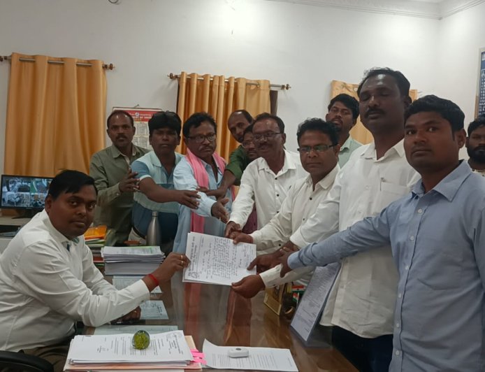 ନବରଙ୍ଗପୁର ଜିଲ୍ଲା ଅନୁସୂଚିତ ଜାତିସଙ୍ଘ ଉମରକୋଟ ଶାଖା ପକ୍ଷରୁ ସଭାଗୃହ ନିମନ୍ତେ ଜମି ପ୍ରଦାନ ପାଇଁ ଉପ ଜିଲ୍ଲାପାଳଙ୍କୁ ଦାବିପତ୍ର ପ୍ରଦାନ