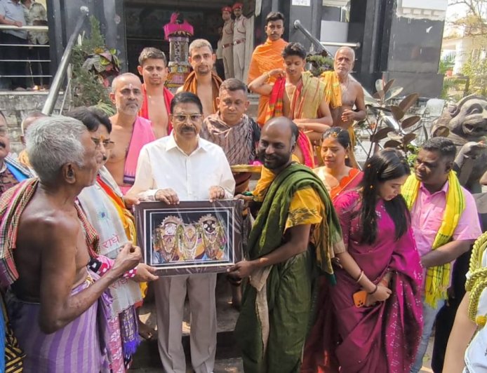 ଦିନିକିଆ ବାରିପଦା ଗସ୍ତରେ ରାଜ୍ୟପାଳ ଦ୍ୱିତୀୟ ଶ୍ରୀକ୍ଷେତ୍ରରେ ମହାପ୍ରଭୁଙ୍କୁ କଲେ ପୂଜାର୍ଚ୍ଚନା