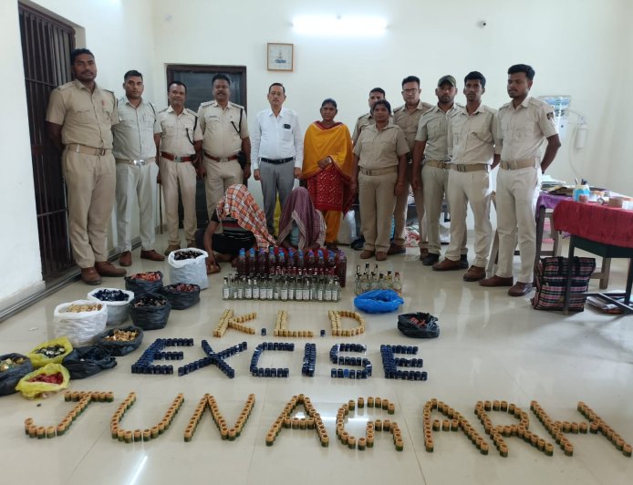 ଧର୍ମଗଡ଼ ଓ ଜୁନାଗଡ଼ ଅବକାରୀ ବିଭାଗର କଲେ ନକଲି ମର ଚଢ଼ାଉ:ନକଲି ବିଦେଶୀ ମଦ, ବିଭିନ୍ନ ମଦ କମ୍ପାନୀର ଠିପି ,ବୋତଲ ଓ ଷ୍ଟିକର ଜବତ,୨ ଗିରଫ ହୋଇ କୋର୍ଟ ଚାଲାଣ