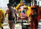 ରାଧା ଗୋବିନ୍ଦ ବିମାନରେ ଝୁଲି ଝୁଲି ସାହି ପରିକ୍ରମା କରି ଭୋଗ ଖାଉଛନ୍ତି : ପୂଜା ପାଉଛନ୍ତି ଦୋଳ ବିମାନରେ ରାଧା କୃଷ୍ଣ