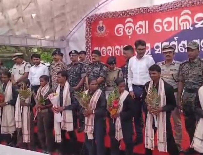 ଆତ୍ମ ସମର୍ପଣ କଲେ ୧୧ ମାଓବାଦୀ