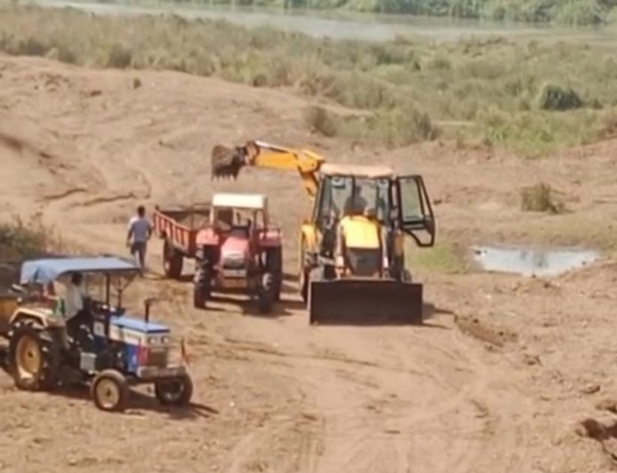 ।। ମୁଖ୍ୟ ରାସ୍ତା ସମ୍ମୁଖରେ ଖୋଲାମ୍ ଖୋଲା ବେଆଇନ ବାଲି ଚାଲାଣ ।।