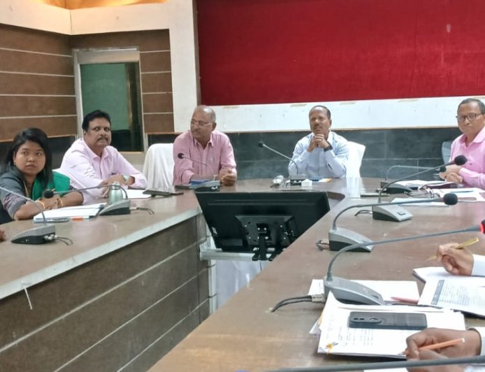 ନୂଆପଡ଼ାରେ ଜିଲ୍ଲା ଉନ୍ନୟନ ଓ ଗ୍ରାମଦୟ ବୈଠକ: ସମନ୍ୱୟ ମାଧ୍ୟମରେ ଦ୍ରୁତ ଉନ୍ନତି ଉପରେ ଗୁରୁତ୍ୱ