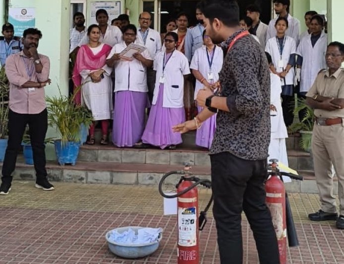 ମାଲକାନଗିରି ଜିଲ୍ଲା ମୁଖ୍ୟ ଚିକିତ୍ସାଳୟରେ ଅଗ୍ନିଶମ ମକ୍ ଡ୍ରିଲ୍ ଅନୁଷ୍ଠିତ:ଜରୁରୀକାଳୀନ ସ୍ଥିତିର ମୁକାବିଲା ପାଇଁ କର୍ମଚାରୀଙ୍କୁ ପ୍ରଶିକ୍ଷଣ