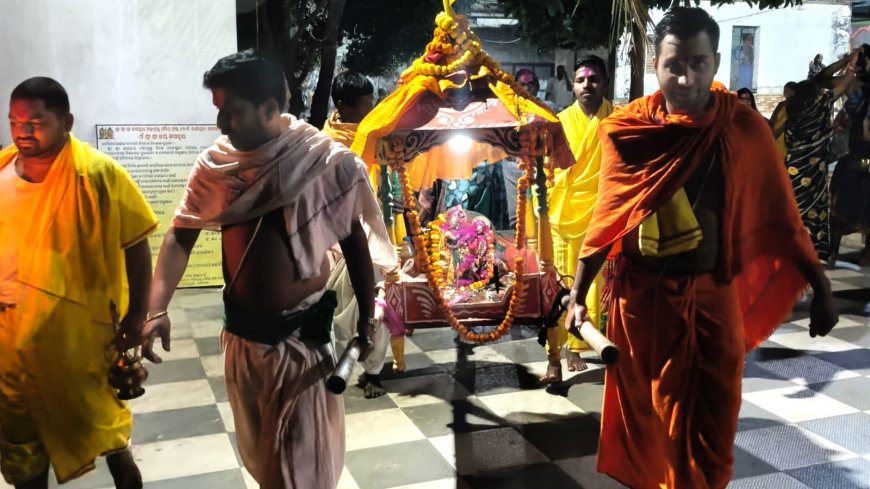 ରାଧା ଗୋବିନ୍ଦ ବିମାନରେ ଝୁଲି ଝୁଲି ସାହି ପରିକ୍ରମା କରି ଭୋଗ ଖାଉଛନ୍ତି : ପୂଜା ପାଉଛନ୍ତି ଦୋଳ ବିମାନରେ ରାଧା କୃଷ୍ଣ