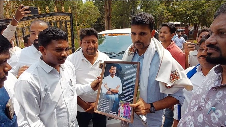 ଜିଲ୍ଲାପାଳଙ୍କ ବିଦାୟ ବେଳେ କାନ୍ଦିଲେ ଆଦିବାସୀ ସମାଜ: ମାଲକାନଗିରିରେ ସୃଷ୍ଟି ହେଲା ଏକ ଅଶ୍ରୁଳ ପରିବେଶ