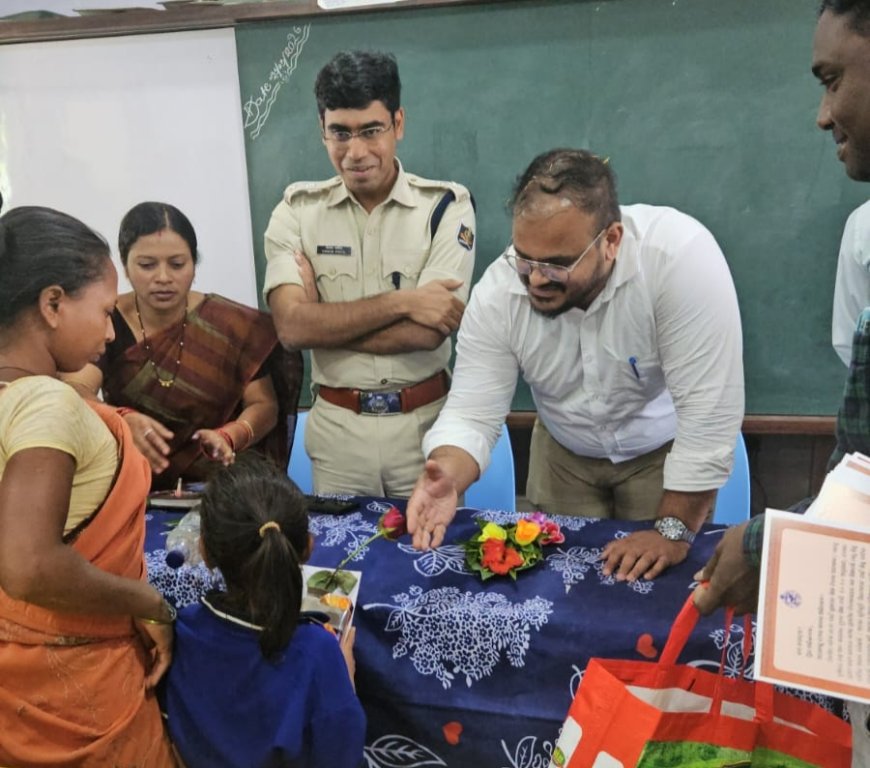 ମାଲକାନଗିରିରେ ଶିକ୍ଷାର ନୂତନ ଅଧ୍ୟାୟ ଜିଲ୍ଲାପାଳ ଓ ବରିଷ୍ଠ ଅଧିକାରୀଙ୍କ ଦ୍ୱାରା ପ୍ରବେଶ ଉତ୍ସବ ଓ ଖଡ଼ିଛୁଆଁ ନିମନ୍ତ୍ରଣ ପତ୍ର ବଣ୍ଟନ