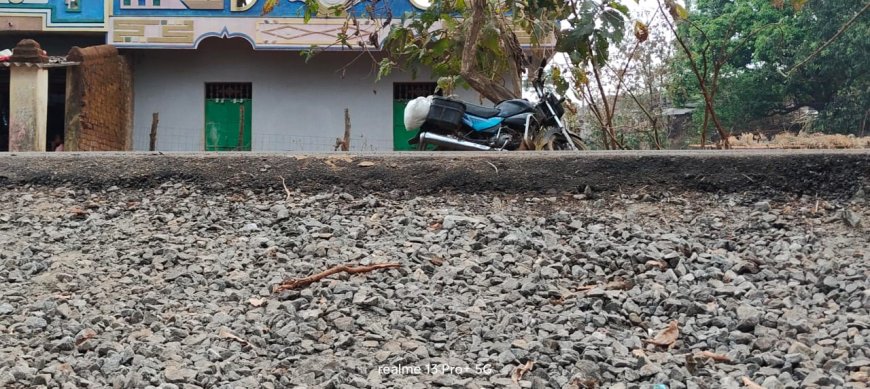 ମରାମତି ନ ହୋଇ ରାସ୍ତା ବିପଦକୁ ଡାକୁଛି