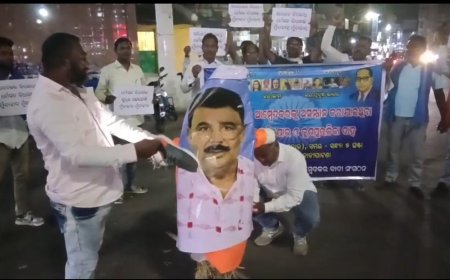 ଦଳିତ ST , SC ଙ୍କୁ ଅସମ୍ମାନ କରିବାରୁ BJP MLA ସୁଧୀର ପଟ୍ଟଯୋଶୀ  ର କୁ ଶଚପଲ ମାଡ଼ ସହିତ ପୂତଳି ରାସ୍ତା ଉପରେ ଜାଳି ଦିଆଯାଉଛି।