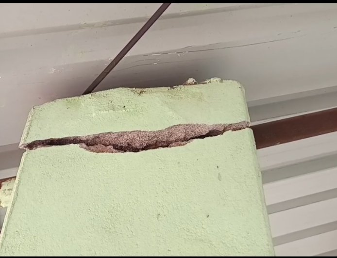 କାଳବୈଶାଖୀ ର ତାଣ୍ଡବ ରେ ଉଡ଼ିଗଲା ସ୍କୁଲ ର ଆଜବେଷ୍ଟର  ପାଠ ପଢିବା ପାଇଁ ଅସୁବିଧା ଭୋଗୁଛନ୍ତି ଛାତ୍ର ଛାତ୍ରୀ