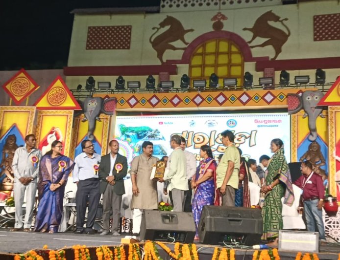 ମାରାଗୁଡା ଲୋକମହୋତ୍ସବ–୨୦୨୬ ଭବ୍ୟ ସମାପନ: ବିଭିନ୍ନ କ୍ଷେତ୍ରରେ କୃତୀ ବ୍ୟକ୍ତିବିଶେଷଙ୍କୁ ସମ୍ମାନ, ସାଂସ୍କୃତିକ ଝଲକରେ ମନୋମୁଗ୍ଧ ଦର୍ଶକ