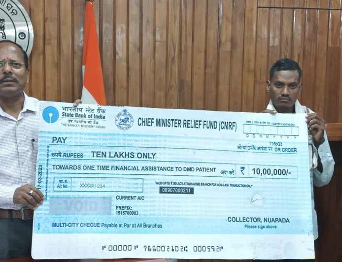 ନୂଆପଡାରେ ମାଂସପେଶୀ ଦୁର୍ବଳତା ରୋଗରେ ପୀଡିତ ଶିଶୁର ପରିବାରକୁ ୧୦ ଲକ୍ଷ ଟଙ୍କାର ଚେକ୍ ପ୍ରଦାନ କଲେ ଜିଲ୍ଲାପାଳ