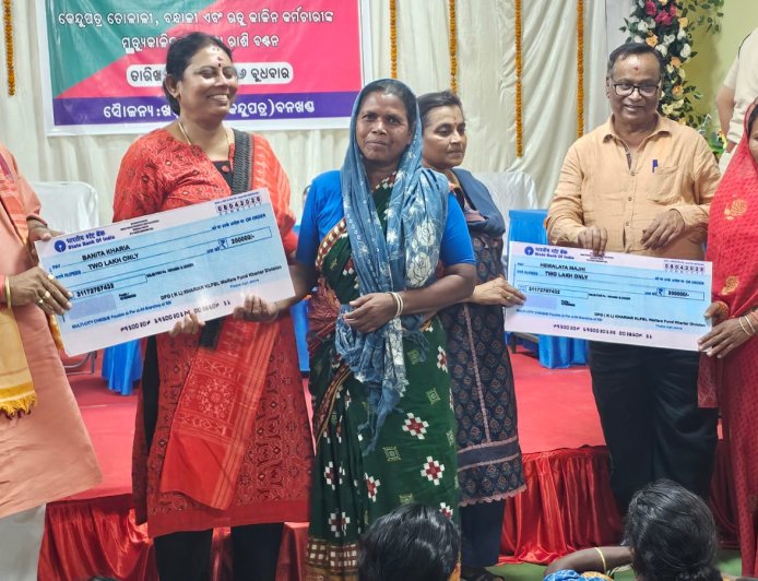 ୭୯ ଜଣ କେନ୍ଦୁପତ୍ର ତୋଳାଳୀ ହିତାଧିକାରୀ ଙ୍କୁ ମୃତ୍ୟୁ କାଳୀନ ସହାୟତା ଅର୍ଥ ଦୁଇ ଲକ୍ଷ ଟଙ୍କା ଲେଖାଏଁ ପ୍ରଦାନ