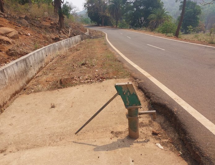 ଅଚଳ ଅବସ୍ଥାରେ ପଡ଼ି ରହିଛି ନଳକୂଅ ଖରା ତାତିରେ ଶୋଷ ମେଣ୍ଟାଇବା ପାଇ ପାଣି ବୁନ୍ଦାଏ ମିଳୁନି