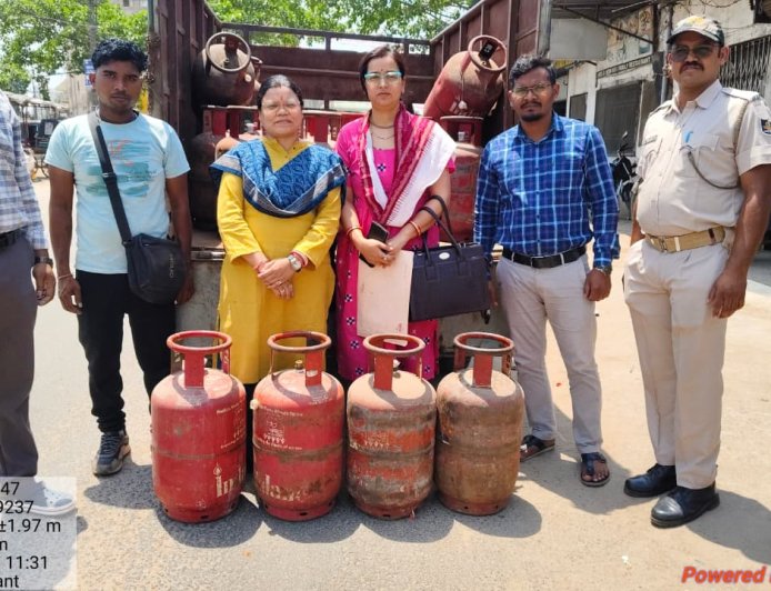 ଖରିଆର ରୋଡ୍‌ରେ ରେଷ୍ଟୁରାଣ୍ଟ ଉପରେ ଚଢ଼ାଉ: ୪ଟି ଘରୋଇ ଗ୍ୟାସ ସିଲିଣ୍ଡର ଜବତ