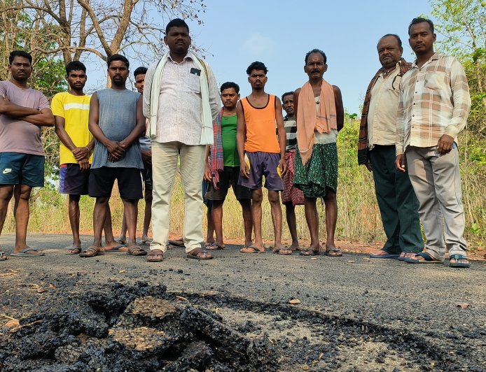 ନିମ୍ନ ମାନର ରାସ୍ତା ନିର୍ମାଣ, ହାତରେ ଉଠି ଯାଉଛି ପିଚୁ ପଟି