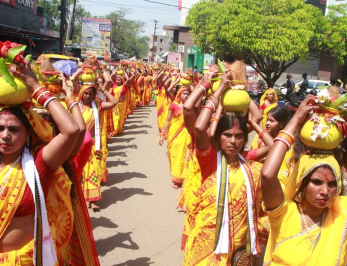 ମା' ଲାଲପାଟ ସାଲପାଟ ଗ୍ରାମଦେବୀଙ୍କ ପୂଜା ଅବସରରେ କଳସ ଯାତ୍ରା ଆରମ୍ଭ