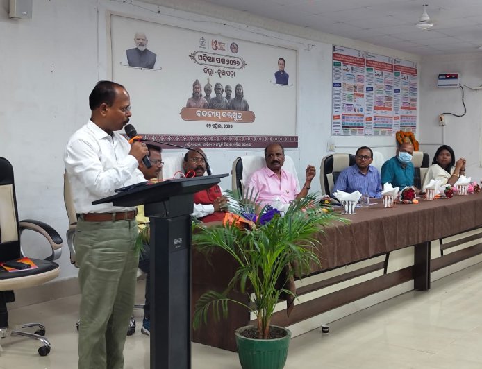 ନୂଆପଡ଼ାରେ“ଓଡ଼ିଆ ପକ୍ଷ”ପାଳନ ଅବସରରେ ବନ୍ଦନୀୟ ବରପୁତ୍ର ଆଲୋଚନାଚକ୍ର ଓ କବିତା ପାଠୋତ୍ସବ ଅନୁଷ୍ଠିତ