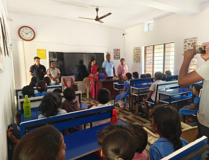 ଆମ୍ବେଦକର ଜୟନ୍ତୀ ଉପଲକ୍ଷେ ଗ୍ରାମର ଯୁବକମାନେ ଛାତ୍ର ଛାତ୍ରୀ ମାନଙ୍କୁ  ଚକଲେଟ ଏବଂ କଲମ ବଣ୍ଟନ