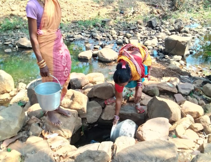 ନୂତନ ନଳକୂଅ ଖନନ କେବେ କରିବେ ଜିଲ୍ଲା ପ୍ରଶାସନ:ପଶୁ ମାନଙ୍କ ପରି ଗୋଳିଆ ପାଣି ପିଇ ଶୋଷ ମେଣ୍ଟାଉ ଛନ୍ତି ଲୋକ