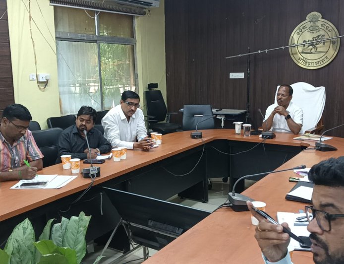 ନୂଆପଡ଼ାରେ ଜୀବିକା ମିଶନ ସମୀକ୍ଷା: ବ୍ୟାଙ୍କ ଲିଙ୍କେଜରେ ୧୩୭% ସଫଳତା,  ୭୭ ପ୍ରବାସୀ ପରିବାରକୁ ୮.୧୫ ଲକ୍ଷ ଟଙ୍କା ସହାୟତା