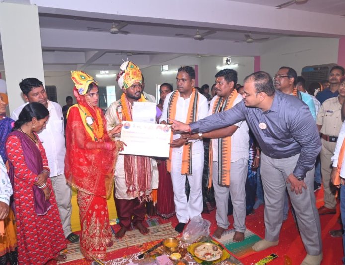 ମାଲକାନଗିରିରେ ମୁଖ୍ୟମନ୍ତ୍ରୀ କନ୍ୟା ବିବାହ ଯୋଜନା ଅନୁଷ୍ଠିତ:ସରକାରୀ ସହାୟତାରେ ନୂତନ ଜୀବନ ଆରମ୍ଭ କଲେ ୧୭ ନବଦମ୍ପତି