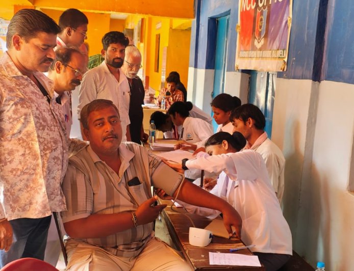 ବିଶ୍ୱ ମ୍ୟାଲେରିଆ ଦିବସ ଅବସରରେ ଉତ୍ତମ ମାଲିକ ଗ୍ରୁପ୍ ଅଫ୍ ଇନଷ୍ଟିଚ୍ୟୁଟର ମାଗଣା ମେଗା ଚିକିତ୍ସା ଶିବିର ଅନୁଷ୍ଠିତ