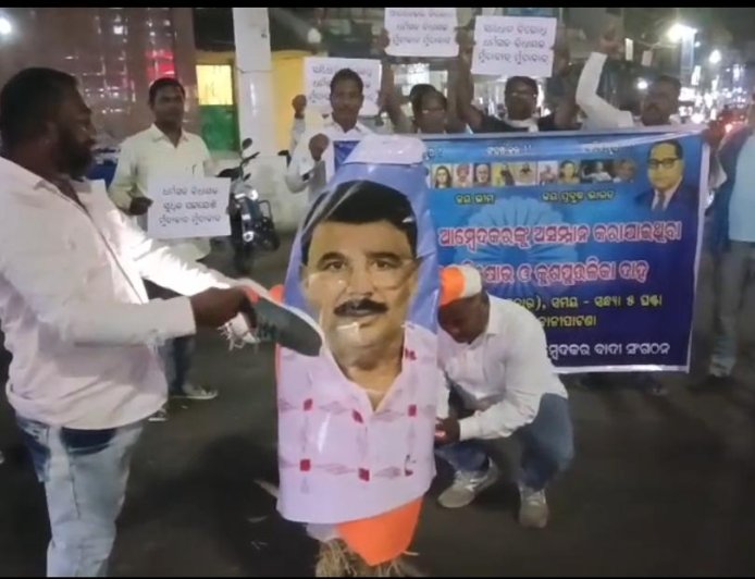 ଦଳିତ ST , SC ଙ୍କୁ ଅସମ୍ମାନ କରିବାରୁ BJP MLA ସୁଧୀର ପଟ୍ଟଯୋଶୀ  ର କୁ ଶଚପଲ ମାଡ଼ ସହିତ ପୂତଳି ରାସ୍ତା ଉପରେ ଜାଳି ଦିଆଯାଉଛି।