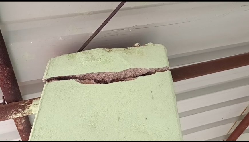 କାଳବୈଶାଖୀ ର ତାଣ୍ଡବ ରେ ଉଡ଼ିଗଲା ସ୍କୁଲ ର ଆଜବେଷ୍ଟର  ପାଠ ପଢିବା ପାଇଁ ଅସୁବିଧା ଭୋଗୁଛନ୍ତି ଛାତ୍ର ଛାତ୍ରୀ