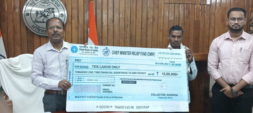 ନୂଆପଡାରେ ମାଂସପେଶୀ ଦୁର୍ବଳତା ରୋଗରେ ପୀଡିତ ଶିଶୁର ପରିବାରକୁ ୧୦ ଲକ୍ଷ ଟଙ୍କାର ଚେକ୍ ପ୍ରଦାନ କଲେ ଜିଲ୍ଲାପାଳ