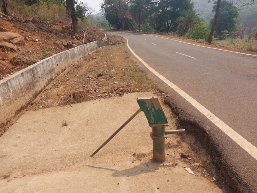 ଅଚଳ ଅବସ୍ଥାରେ ପଡ଼ି ରହିଛି ନଳକୂଅ ଖରା ତାତିରେ ଶୋଷ ମେଣ୍ଟାଇବା ପାଇ ପାଣି ବୁନ୍ଦାଏ ମିଳୁନି