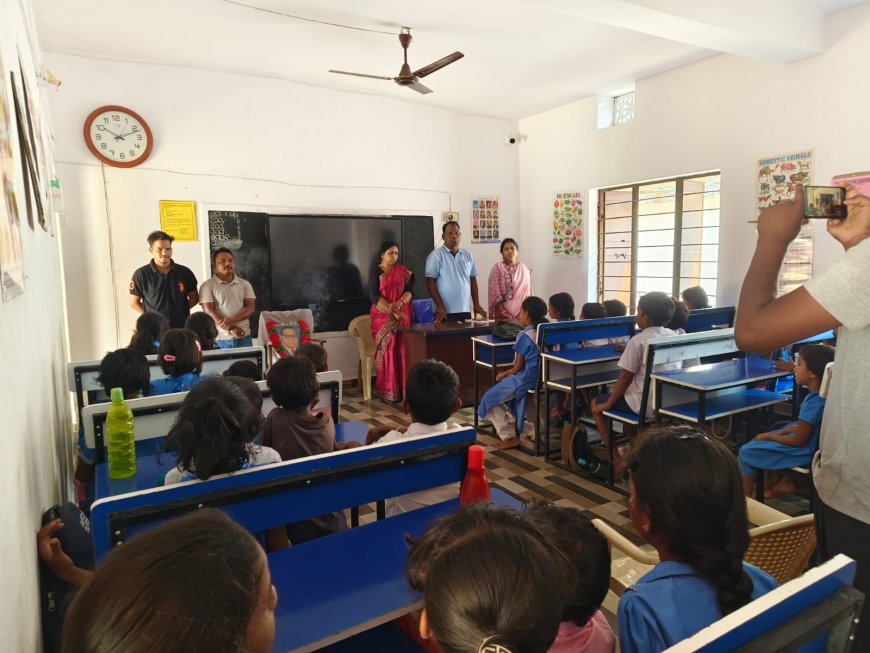 ଆମ୍ବେଦକର ଜୟନ୍ତୀ ଉପଲକ୍ଷେ ଗ୍ରାମର ଯୁବକମାନେ ଛାତ୍ର ଛାତ୍ରୀ ମାନଙ୍କୁ  ଚକଲେଟ ଏବଂ କଲମ ବଣ୍ଟନ