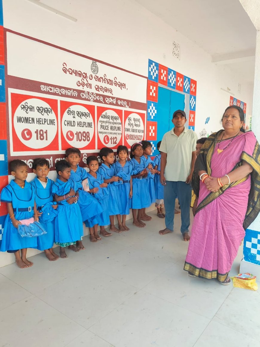 ସରକାରୀ ଉନ୍ନୀତ ଉଚ୍ଚ ବିଦ୍ୟାଳୟ ବଡହାତନାବେଡାରେ ପୋଷାକ ବିତରଣ