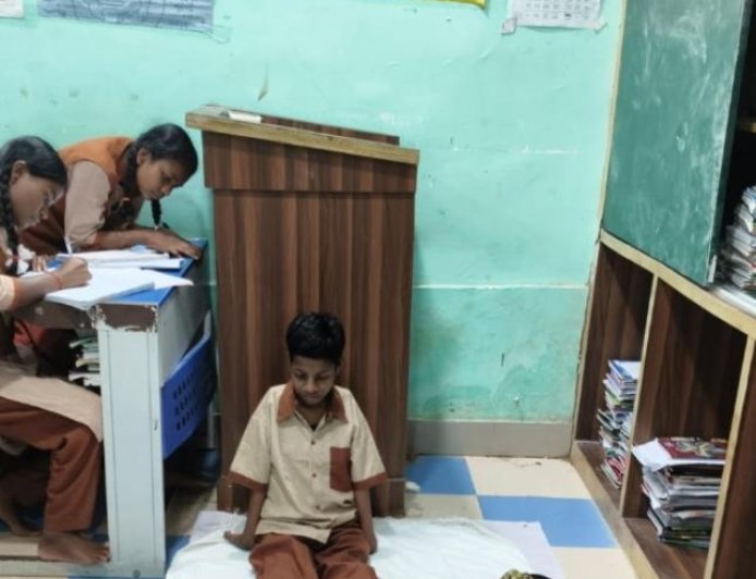ଅସମ୍ଭବକୁ ସମ୍ଭବ କଲେ ଲକ୍ଷ୍ମୀ:ଗୋଡ଼ରେ ଲେଖି ମେଟ୍ରିକ୍ ପରୀକ୍ଷାରେ ହେଲେ ଉତ୍ତୀର୍ଣ୍ଣ