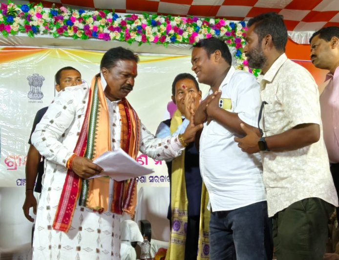 ସ୍ୱାବଲମ୍ବୀ କାରିଗର ଓ ପମ୍ପ ଚାଳକଙ୍କ ପକ୍ଷରୁ ପଞ୍ଚାୟତରାଜ ମନ୍ତ୍ରୀଙ୍କୁ ଦାବିପତ୍ର ପ୍ରଦାନ