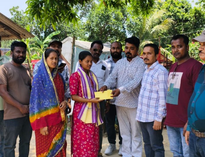 ଖବର ପରିବେଷଣ ସହ ସମାଜ କଲ୍ୟାଣ : ସାମ୍ବାଦିକଙ୍କ ଦାୟିତ୍ୱ। ଗରିବ ମେଧାବୀ ଛାତ୍ରୀଙ୍କ ପାଠ ପଢା ପାଇଁ ଆଗକୁ ଆସିଲା ଉତ୍କଳ ସମ୍ବାଦିକ ସଂଘ