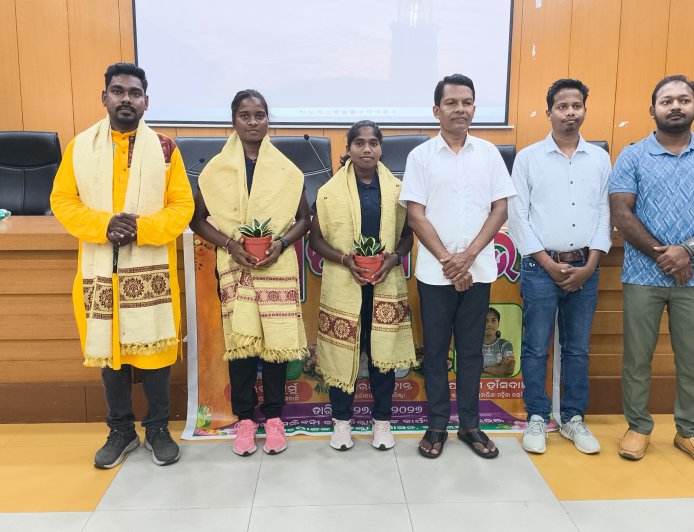 ଆନ୍ତର୍ଜାତୀୟ ରଗବୀ ଖେଳାଳିଙ୍କୁ ଓ ବାଲୁକା ଶିଳ୍ପୀ ଙ୍କୁ  ଜିଲ୍ଲା ପ୍ରସାସନ ପକ୍ଷରୁ ସମ୍ବର୍ଦ୍ଧନା