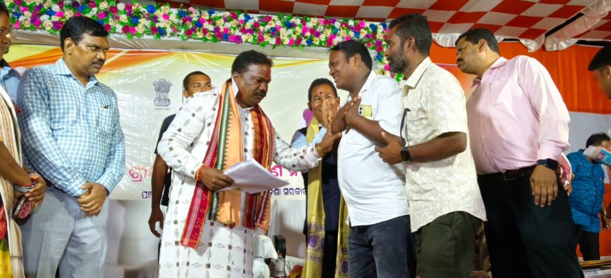 ସ୍ୱାବଲମ୍ବୀ କାରିଗର ଓ ପମ୍ପ ଚାଳକଙ୍କ ପକ୍ଷରୁ ପଞ୍ଚାୟତରାଜ ମନ୍ତ୍ରୀଙ୍କୁ ଦାବିପତ୍ର ପ୍ରଦାନ