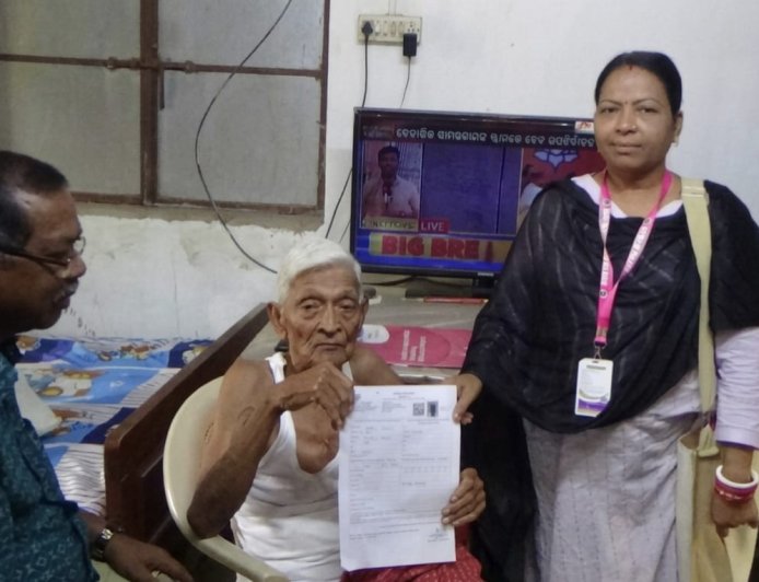 ମାଲକାନଗିରି ଜିଲ୍ଲାରେ ଏସଆଇଆର ୨୦୨୬ ଅଭିଯାନ: ୮୫ ବର୍ଷରୁ ଅଧିକ ବୟସ୍କ ବରିଷ୍ଠ ଭୋଟରଙ୍କ ଘରେ ପହଞ୍ଚି ଫର୍ମ ପ୍ରଦାନ କଲେ ପ୍ରଶାସନିକ ଅଧିକାରୀ