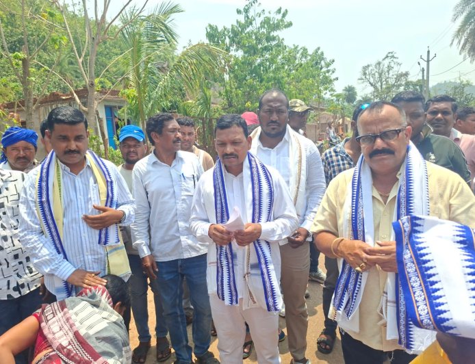 ବାତ୍ୟା କ୍ଷତିଗ୍ରସ୍ତ ଗ୍ରାମ ପରିଦର୍ଶନ କଲେ ବିଧାୟକ ଓ ବରିଷ୍ଠ  ନେତା ଟୁନା ଦାସ: ସରକାରୀ ସହାୟତା ଯୋଗାଇଦେବା ପାଇଁ ଦେଲେ ପ୍ରତିଶୃତି
