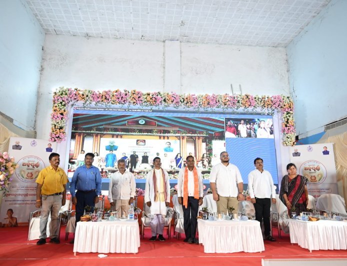 ମାଲକାନଗିରିରେ ଜିଲ୍ଲା ସ୍ତରୀୟ ‘ମୁଖ୍ୟମନ୍ତ୍ରୀ ଅନ୍ନପୂର୍ଣ୍ଣା ଯୋଜନା’ର ଶୁଭାରମ୍ଭ: ସ୍ମାର୍ଟ ରାସନ କାର୍ଡ ଓ ସ୍ମାର୍ଟଫୋନ୍ ବଣ୍ଟନ