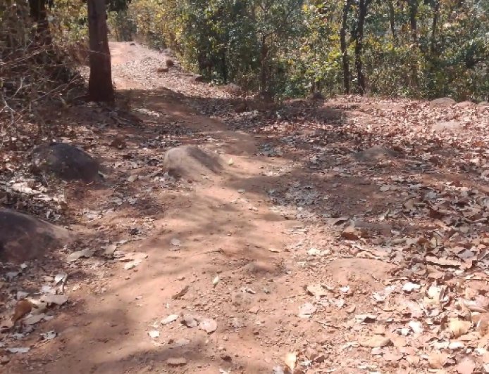 ପ୍ରଧାନମନ୍ତ୍ରୀ ସଡ଼କ ଯୋଜନାରେ ସାମିଲ ପାଇଁ ଦାବି: ଖାଲଖମା ରାସ୍ତା ହିଁ ଭରସା, ପ୍ରଶାସନର ଦୃଷ୍ଟି କେବେ ପଡ଼ିବ ଅପେକ୍ଷାରେ