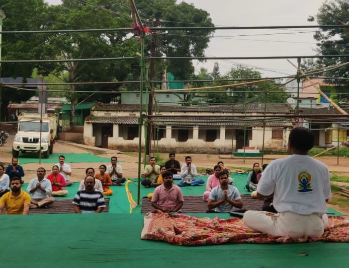 ରାଇକିଆ ବ୍ଲକ କ୍ୟାମ୍ପସରେ  ଅନ୍ତର୍ଜାତୀୟ ଯୋଗ ଦିବସ ପାଳିତ: ସାମିଲ ହେଲେ ବିଡ଼ିଓ, ଚେୟାରମ୍ୟାନ ଓ ବ୍ଲକ କର୍ମଚାରି